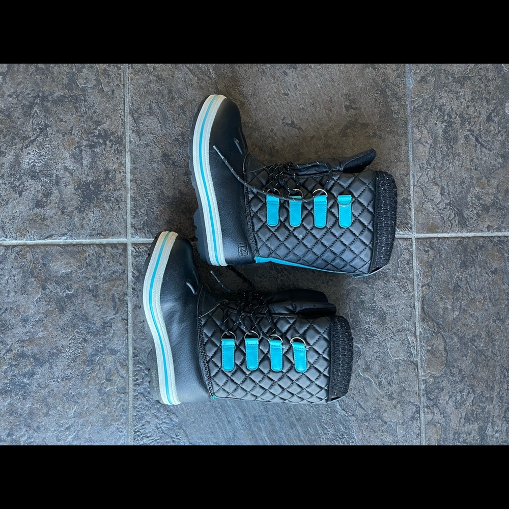 Snow boot. Size 2. Minimally worn. Black and Teal